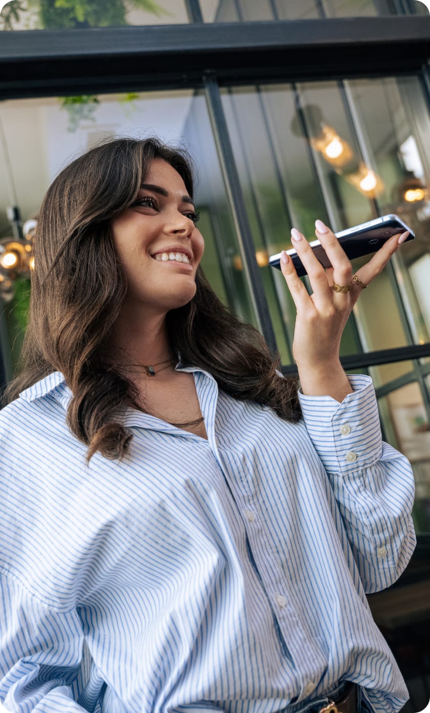Une entrepreneuse au téléphone