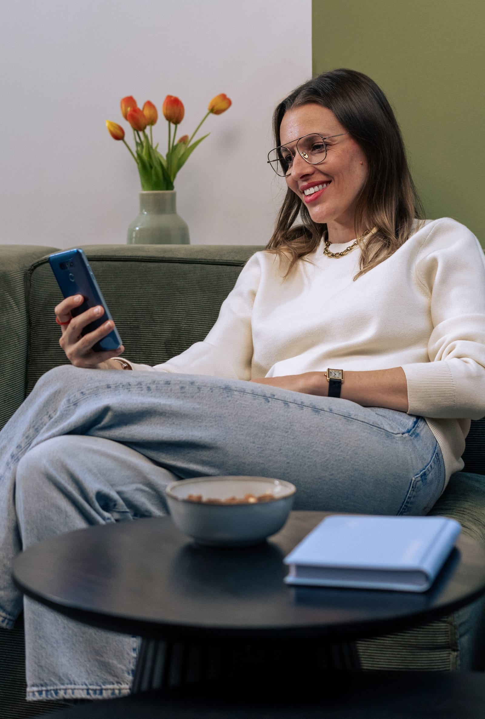 Une entrepreneuse qui consulte son appli Dougs chez elle