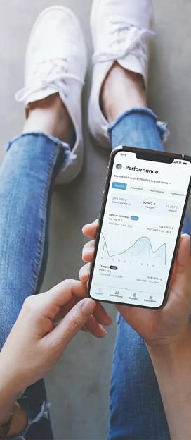 Un collaborateur Dougs consulte son téléphone