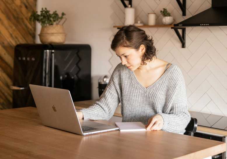Une freelance qui travaille à domicile