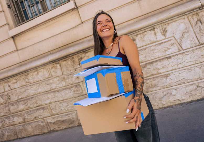 Une e-commerçante qui transporte ses colis
