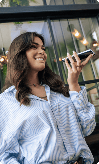 Une entrepreneuse au téléphone
