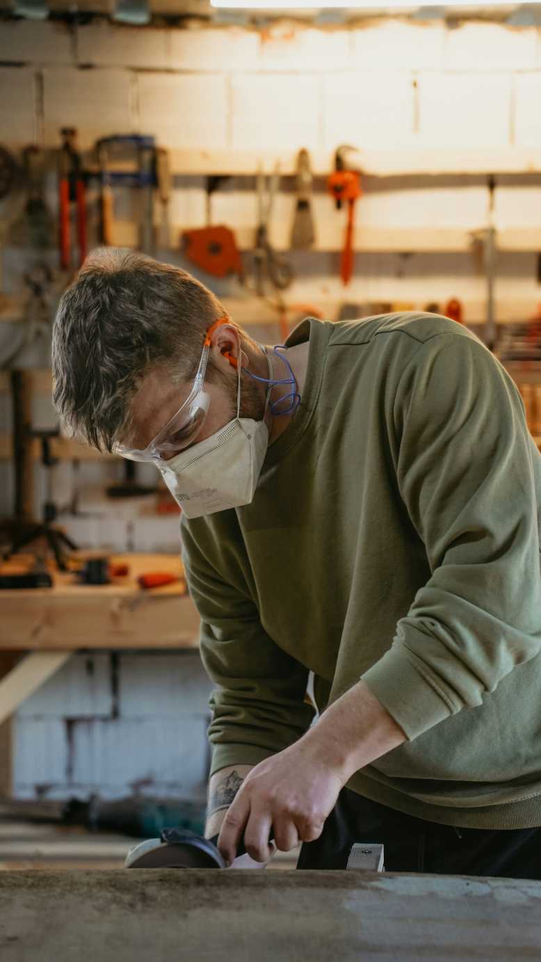 Un artisan dans son atelier