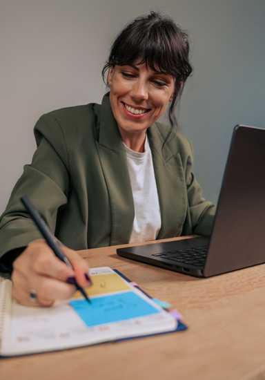 Une experte-comptable Dougs au travail