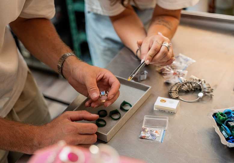 Un artisan qui fabrique des bijoux dans son atelier
