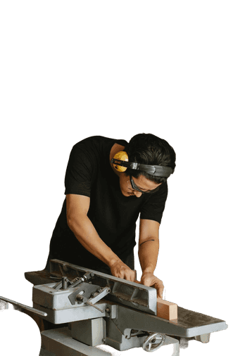 Un artisan au travail dans son atelier
